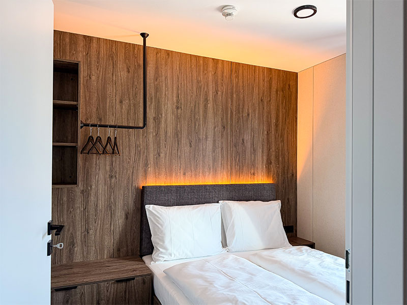 Cube Alpine Stay – Doppelbett im Apartment