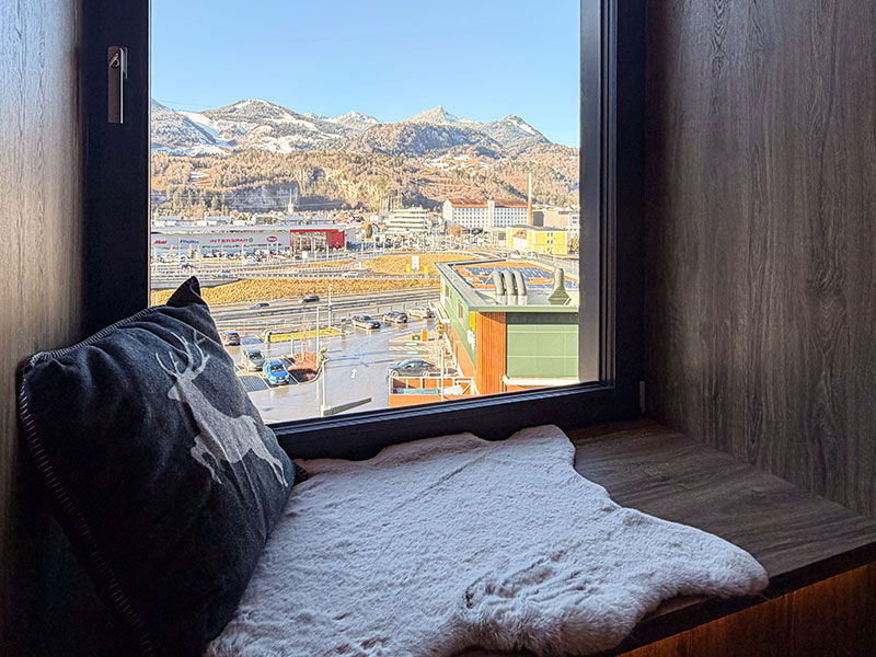 Cube Alpine Stay – Doppelbett im Apartment