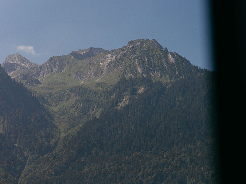 Ausblick vom Cube Alpine Stay auf die Berge rund um Bürs und Bludenz im Sommer