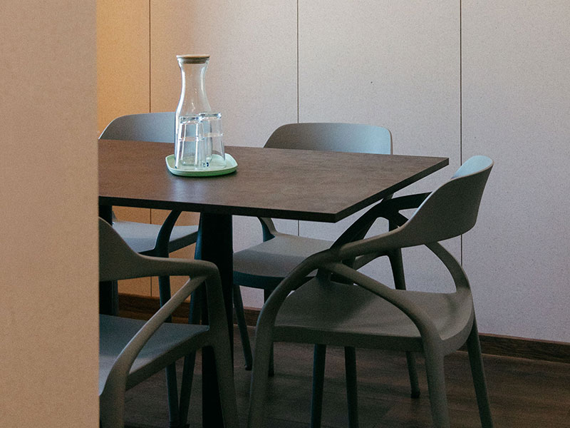Esstisch mit Küche im Apartment des Cube Alpine Stay in Bürs bei Bludenz